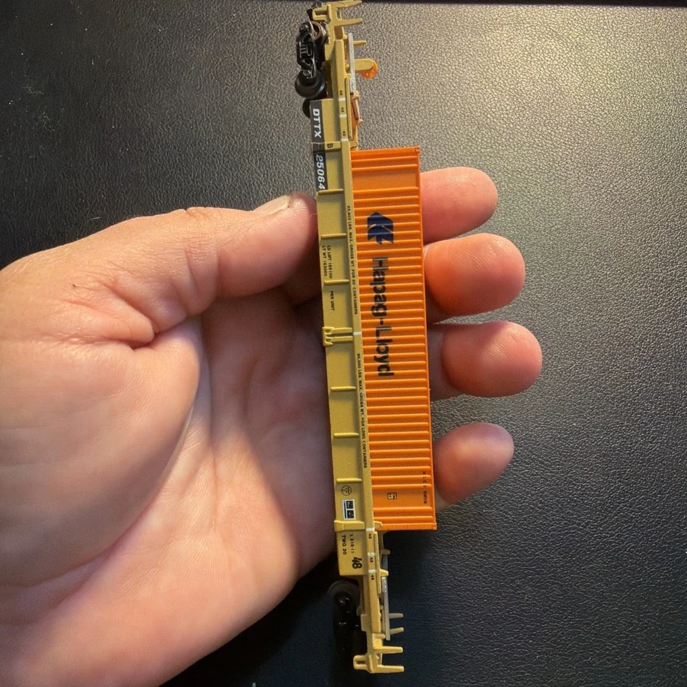 N  Scale DTTX WELL CAR WITH HAPAG-Lloyd Container